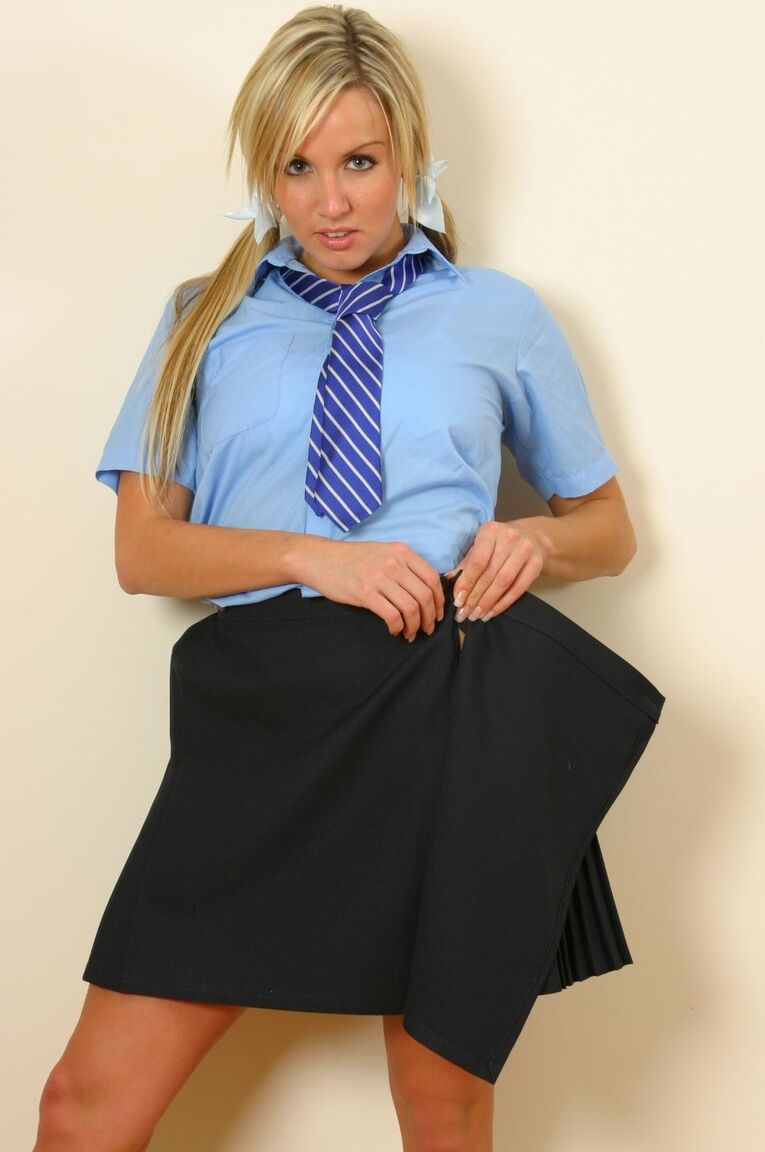 21P La linda colegiala rubia Dannii H se quita el uniforme y posa en ropa interior blanca