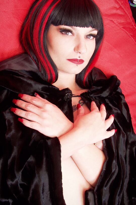 15P Goth model Nina Sinn dildos her heavily pierced pussy in a coffin