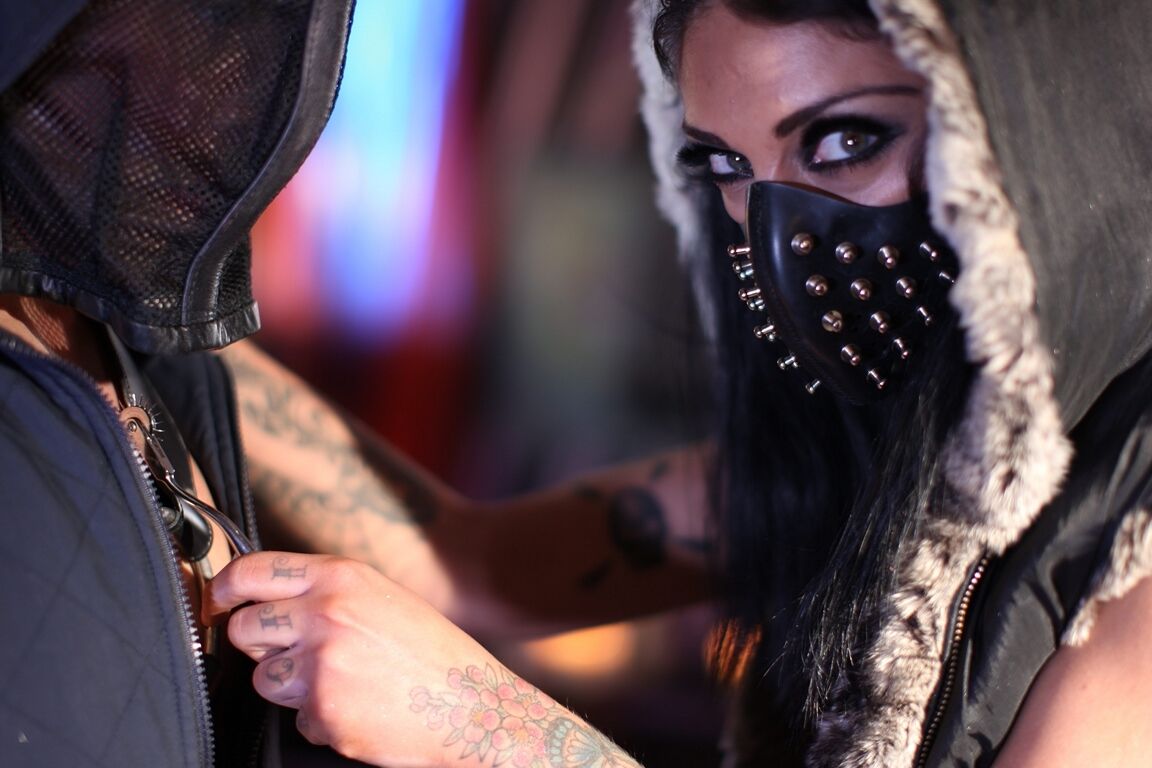 17P Menina morena mascarada com um espartilho Mai Bailey mostra seus grandes seios naturais
