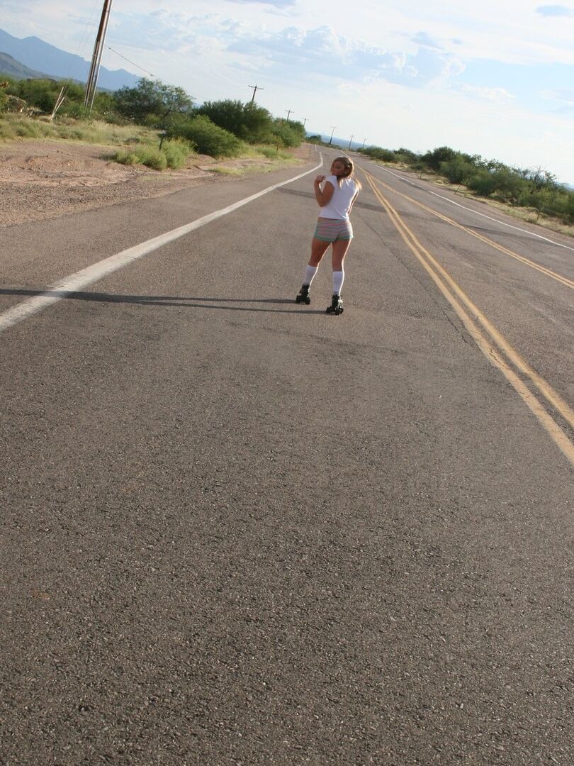 16P 素人娘が道路でローラースケートしながら張りのあるおっぱいとお尻を晒す