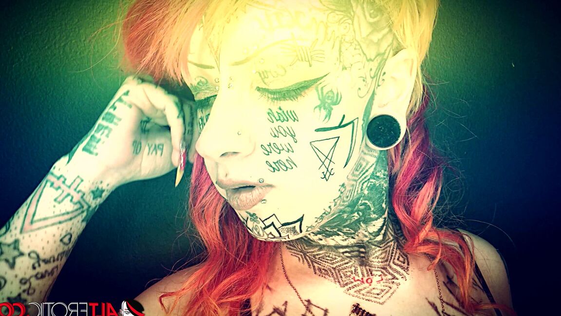 16P Chica solitaria con el pelo teñido Mami muestra su cuerpo muy tatuado en bikini