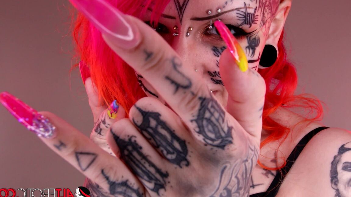 16P Chica solitaria con el pelo teñido Mami muestra su cuerpo muy tatuado en bikini
