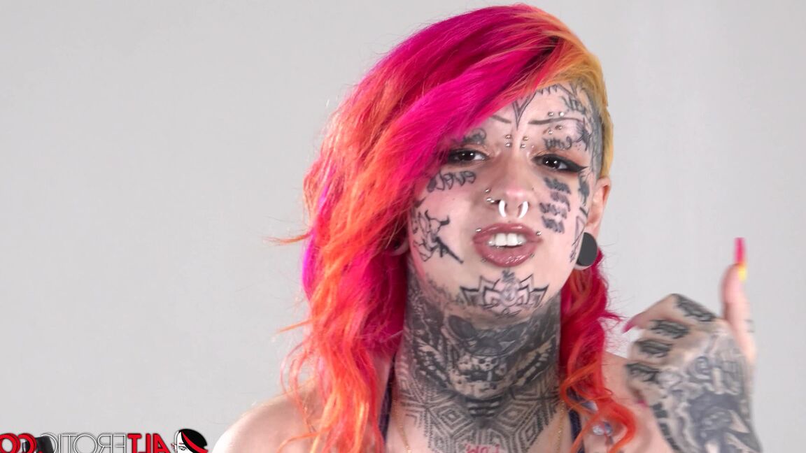 16P Chica solitaria con el pelo teñido Mami muestra su cuerpo muy tatuado en bikini