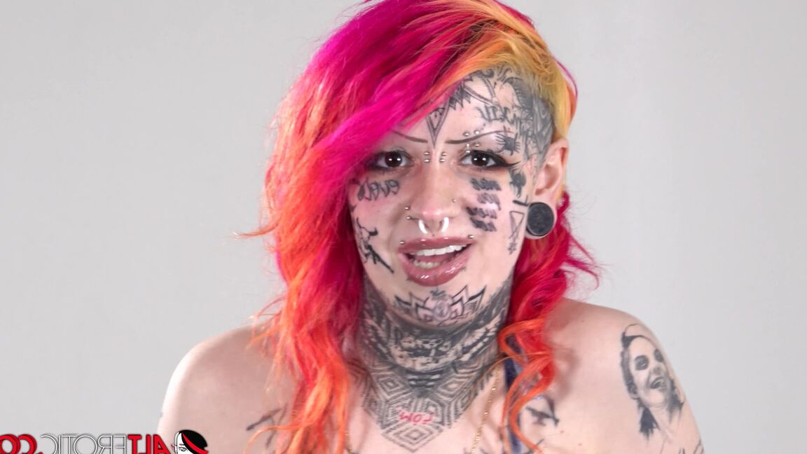 16P Chica solitaria con el pelo teñido Mami muestra su cuerpo muy tatuado en bikini