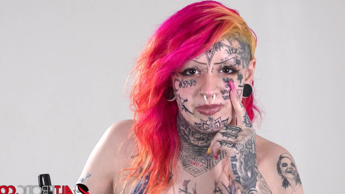 16P Chica solitaria con el pelo teñido Mami muestra su cuerpo muy tatuado en bikini