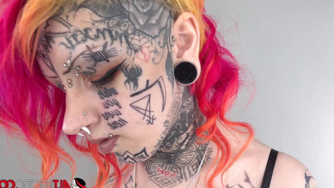 16P Chica solitaria con el pelo teñido Mami muestra su cuerpo muy tatuado en bikini