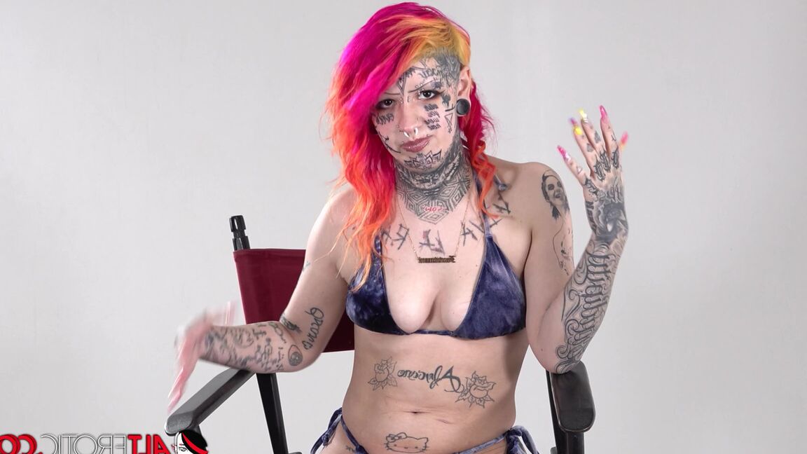 16P Chica solitaria con el pelo teñido Mami muestra su cuerpo muy tatuado en bikini