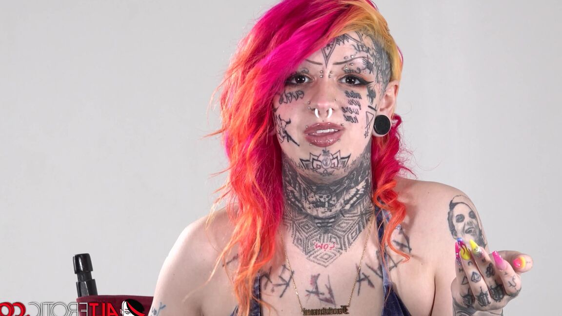 16P Chica solitaria con el pelo teñido Mami muestra su cuerpo muy tatuado en bikini