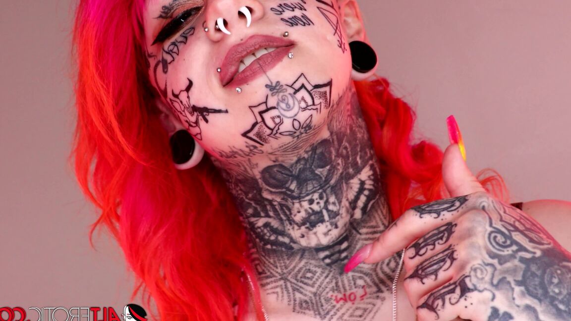 16P Chica solitaria con el pelo teñido Mami muestra su cuerpo muy tatuado en bikini