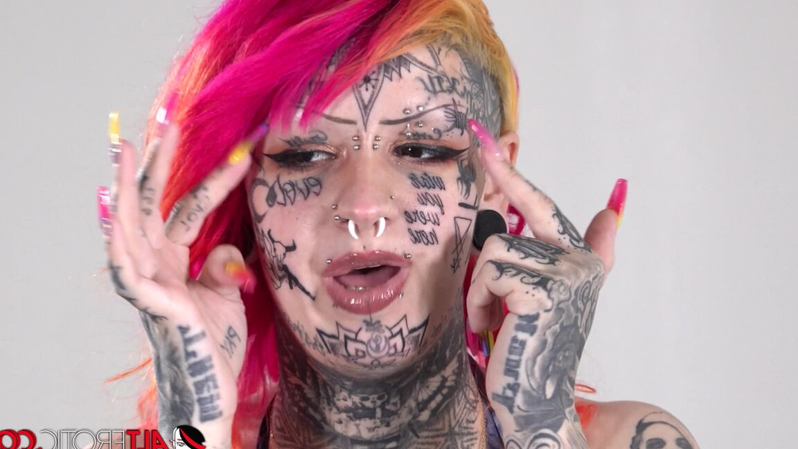 16P Chica solitaria con el pelo teñido Mami muestra su cuerpo muy tatuado en bikini