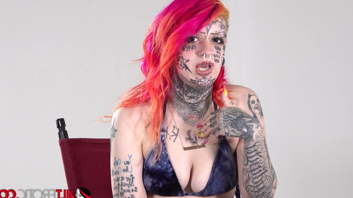 16P Chica solitaria con el pelo teñido Mami muestra su cuerpo muy tatuado en bikini