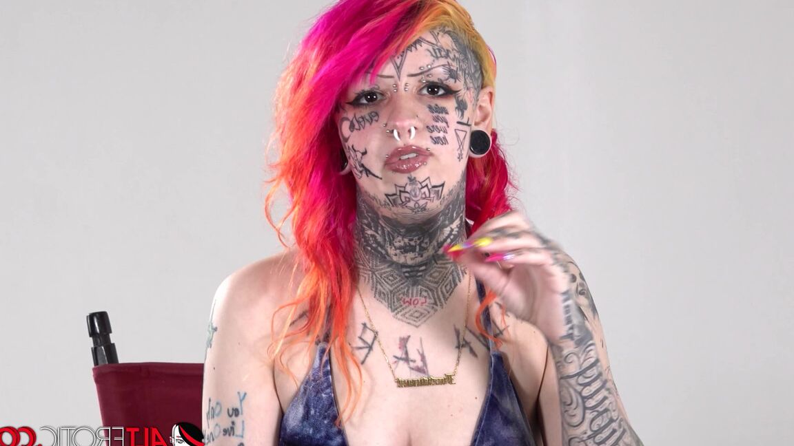 16P Chica solitaria con el pelo teñido Mami muestra su cuerpo muy tatuado en bikini