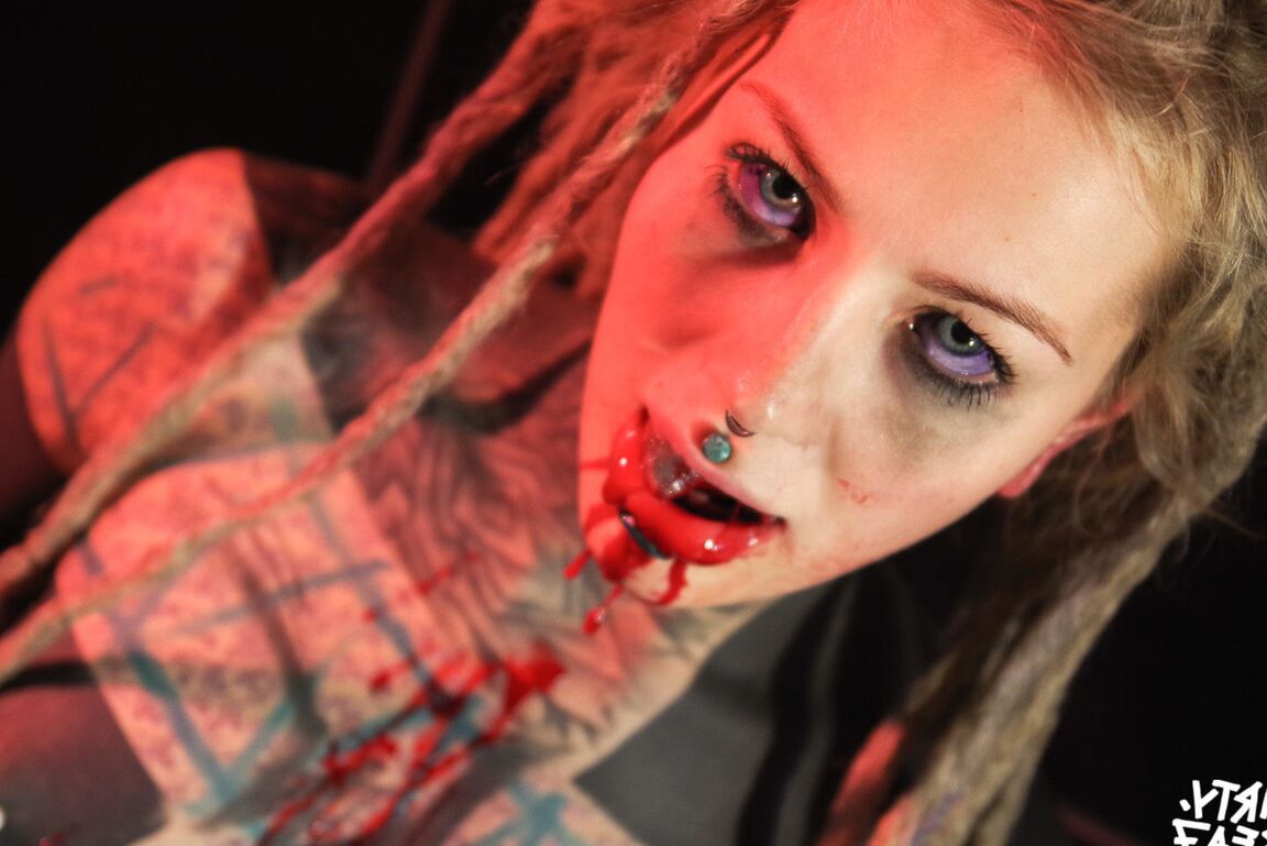 16P Garota totalmente tatuada Anuskatzz cospe sangue após ter a língua cortada