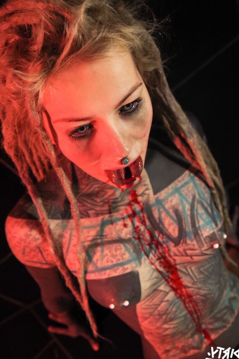 16P Garota totalmente tatuada Anuskatzz cospe sangue após ter a língua cortada