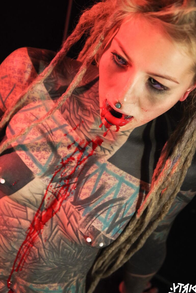 16P Garota totalmente tatuada Anuskatzz cospe sangue após ter a língua cortada