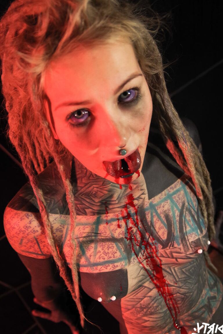 16P Garota totalmente tatuada Anuskatzz cospe sangue após ter a língua cortada