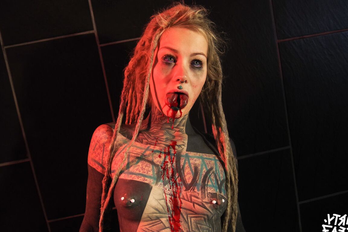 16P Garota totalmente tatuada Anuskatzz cospe sangue após ter a língua cortada