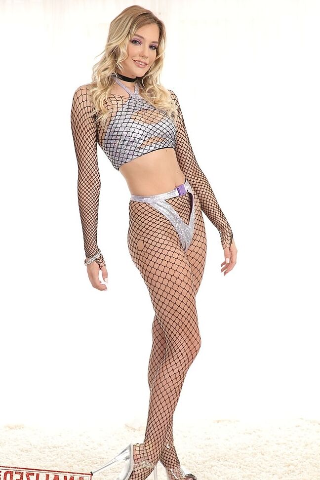 21P Rubia flaca con medias de red calientes Kenna James hace alarde de sus tetas y su ojete