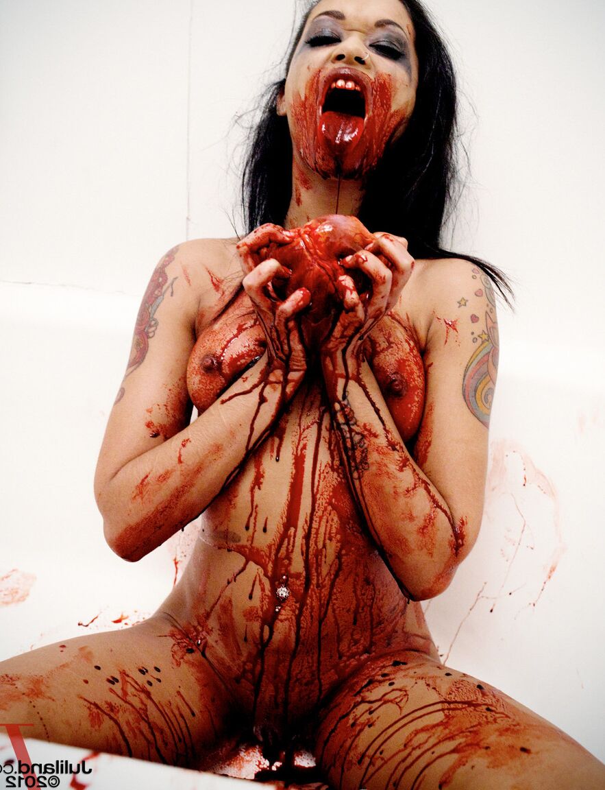 21P A morena magra e nua Skin Diamond desfrutando de uma comida horrível em uma banheira