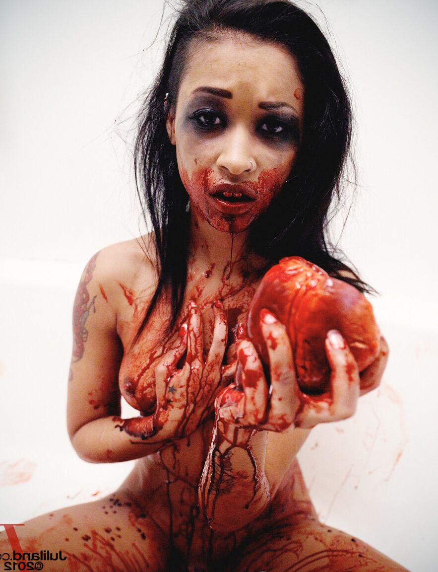 21P A morena magra e nua Skin Diamond desfrutando de uma comida horrível em uma banheira