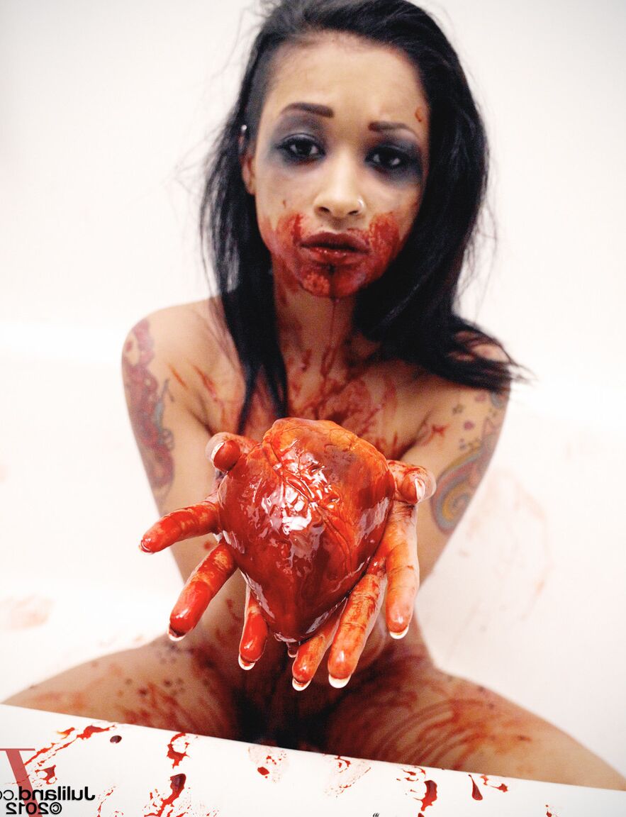 21P A morena magra e nua Skin Diamond desfrutando de uma comida horrível em uma banheira