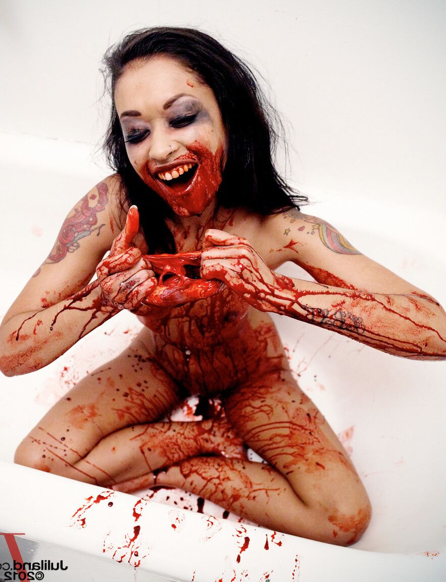 21P A morena magra e nua Skin Diamond desfrutando de uma comida horrível em uma banheira