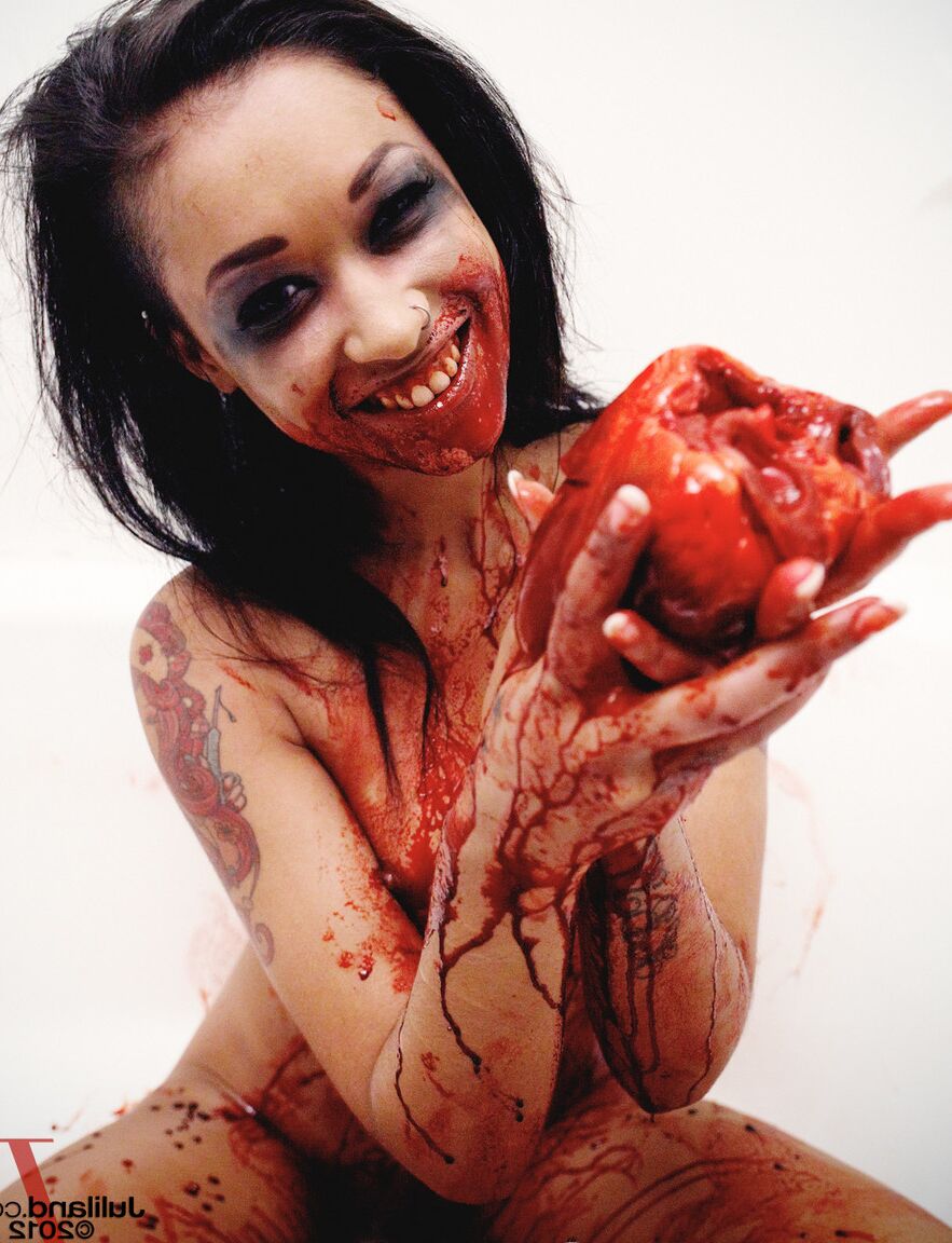 21P A morena magra e nua Skin Diamond desfrutando de uma comida horrível em uma banheira