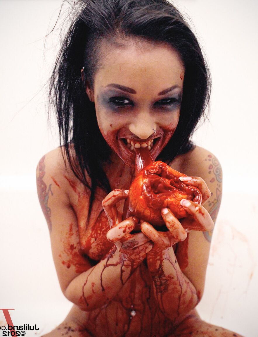 21P A morena magra e nua Skin Diamond desfrutando de uma comida horrível em uma banheira