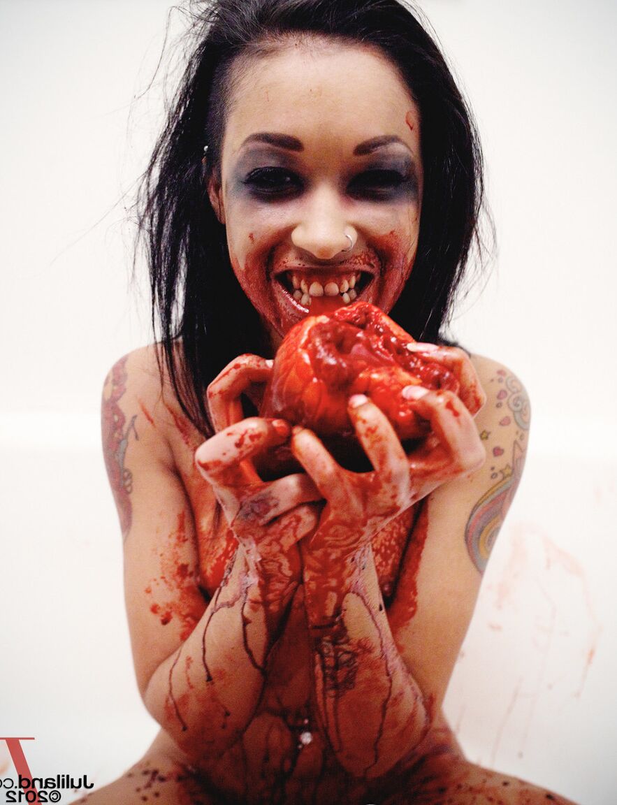 21P A morena magra e nua Skin Diamond desfrutando de uma comida horrível em uma banheira