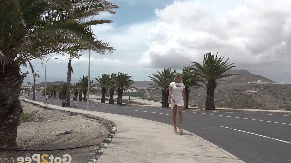 15P Rubia se para y hace pis junto a una palmera