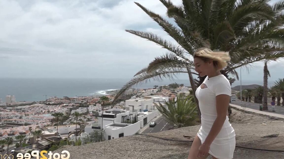 15P Rubia se para y hace pis junto a una palmera