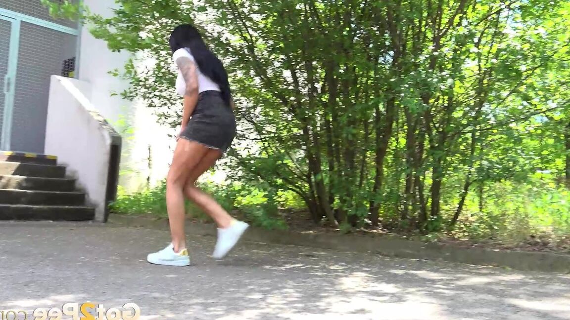 15P Maddi Black profite d'une pisse en désordre en banlieue