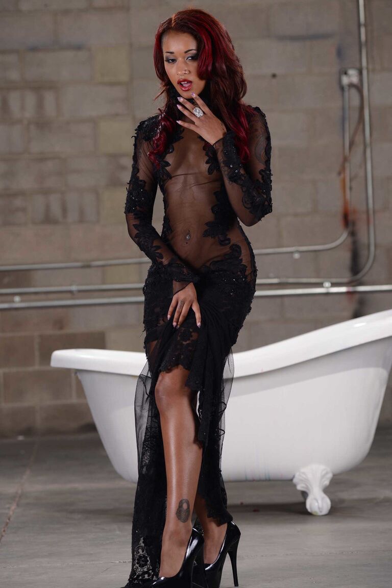 21P Sexy Skin Diamond tira vestido de renda e mostra seus deliciosos buracos de chocolate