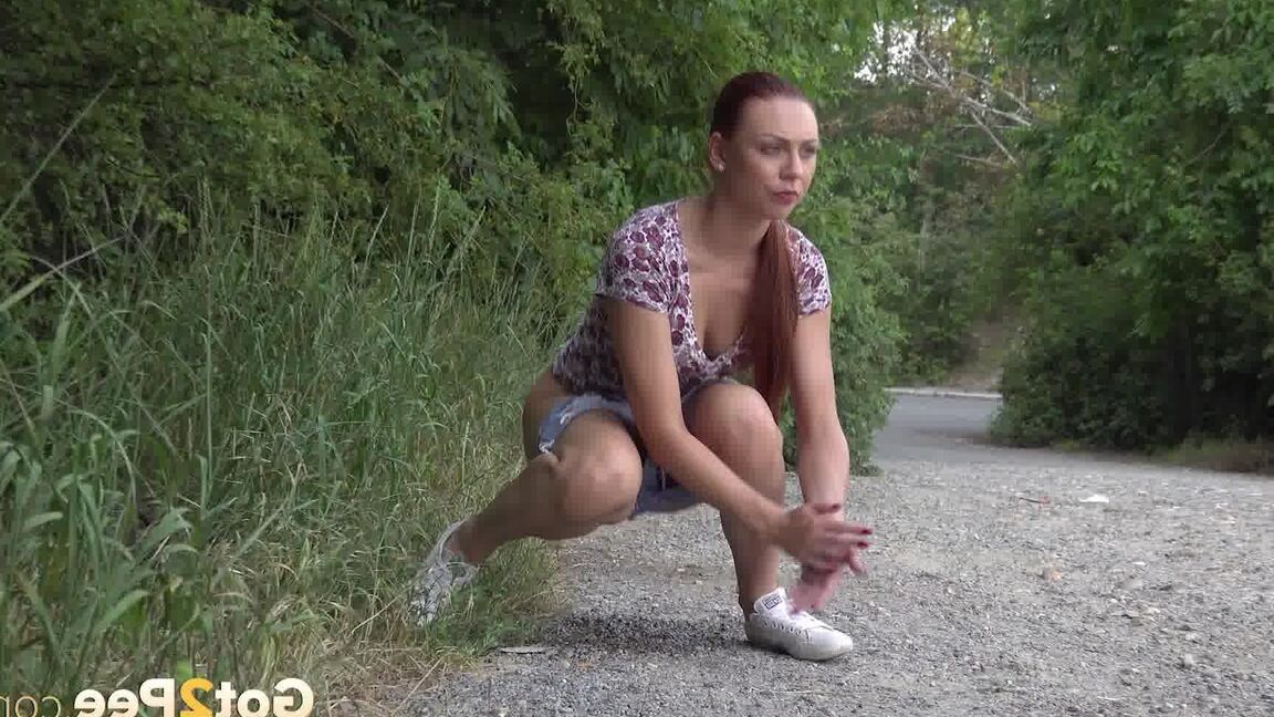 15P Une rousse s'accroupit et fait pipi dehors à la campagne