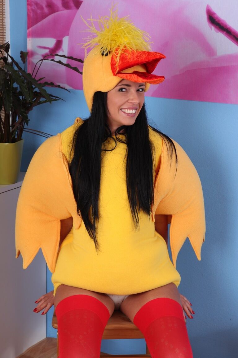 21P A gata magrinha Gina tira a fantasia de pato e se brinca depois de fazer xixi