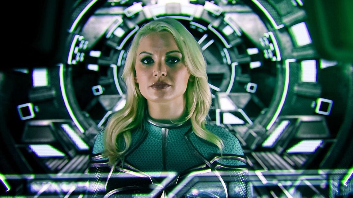 15P A loira peituda Kenzie Taylor é assada no espeto em uma paródia do Capitão Marvel 3some