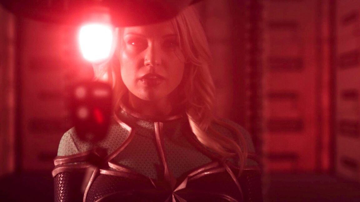 15P A loira peituda Kenzie Taylor é assada no espeto em uma paródia do Capitão Marvel 3some