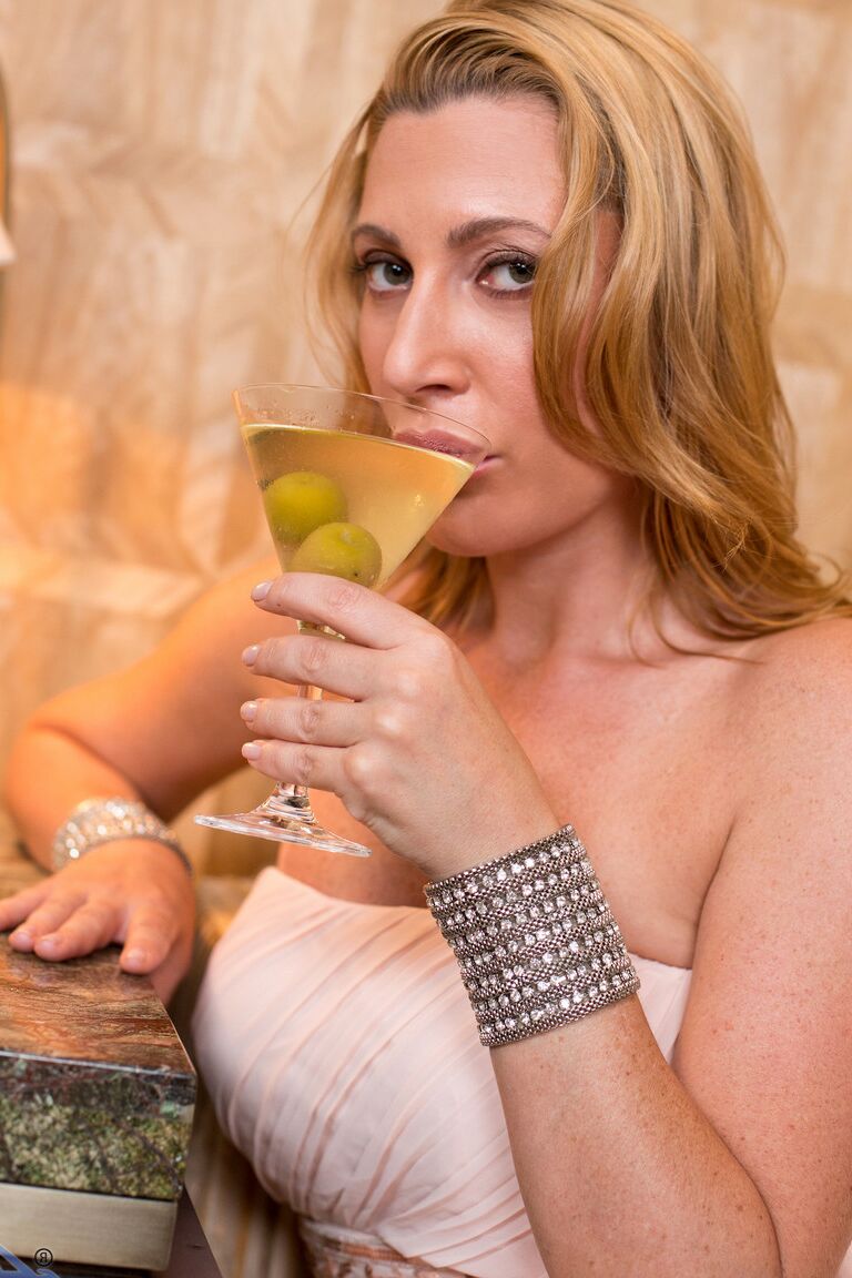 21P Sexy American MILF Jennifer Best se masturba depois de beber um martini
