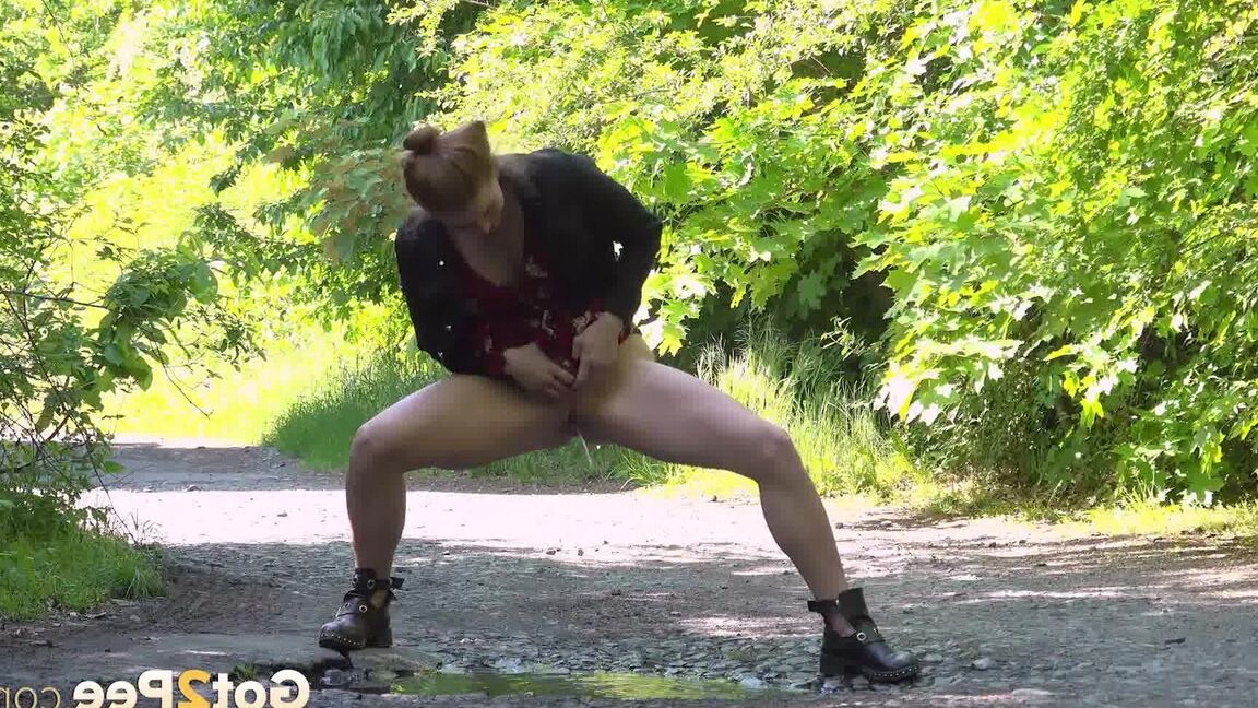 15P Chrissy Fox rushes to piss in the countryside