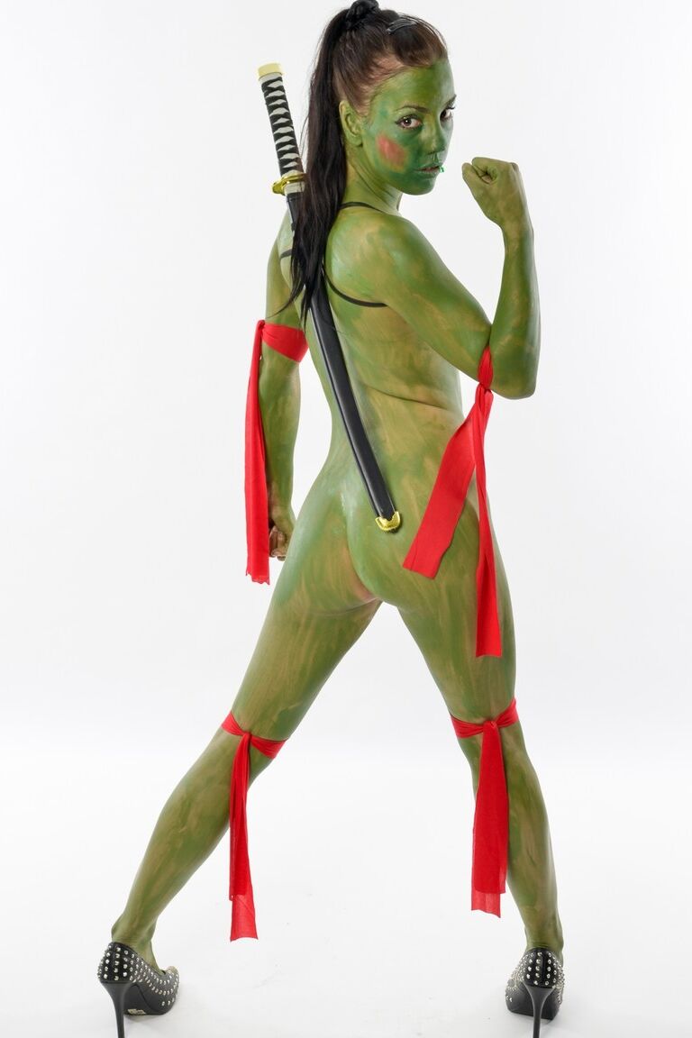 15P Das heiße Cosplay-Mädchen Shana Lane streckt sich