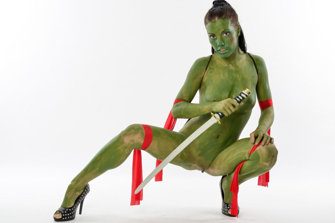 15P Das heiße Cosplay-Mädchen Shana Lane streckt sich