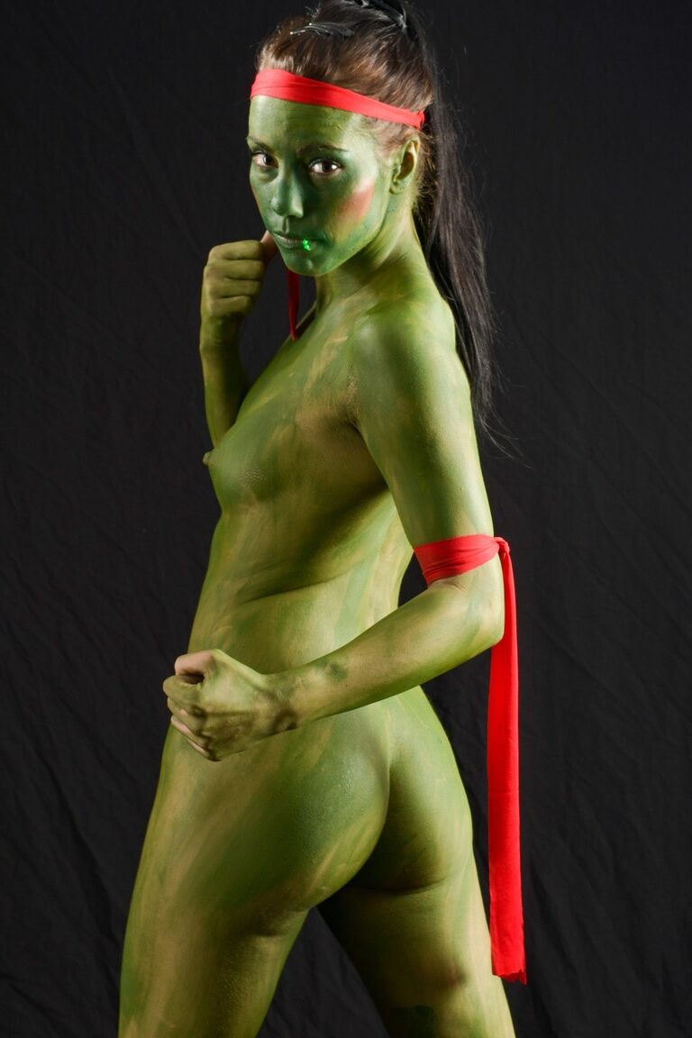 15P Das heiße Cosplay-Mädchen Shana Lane streckt sich