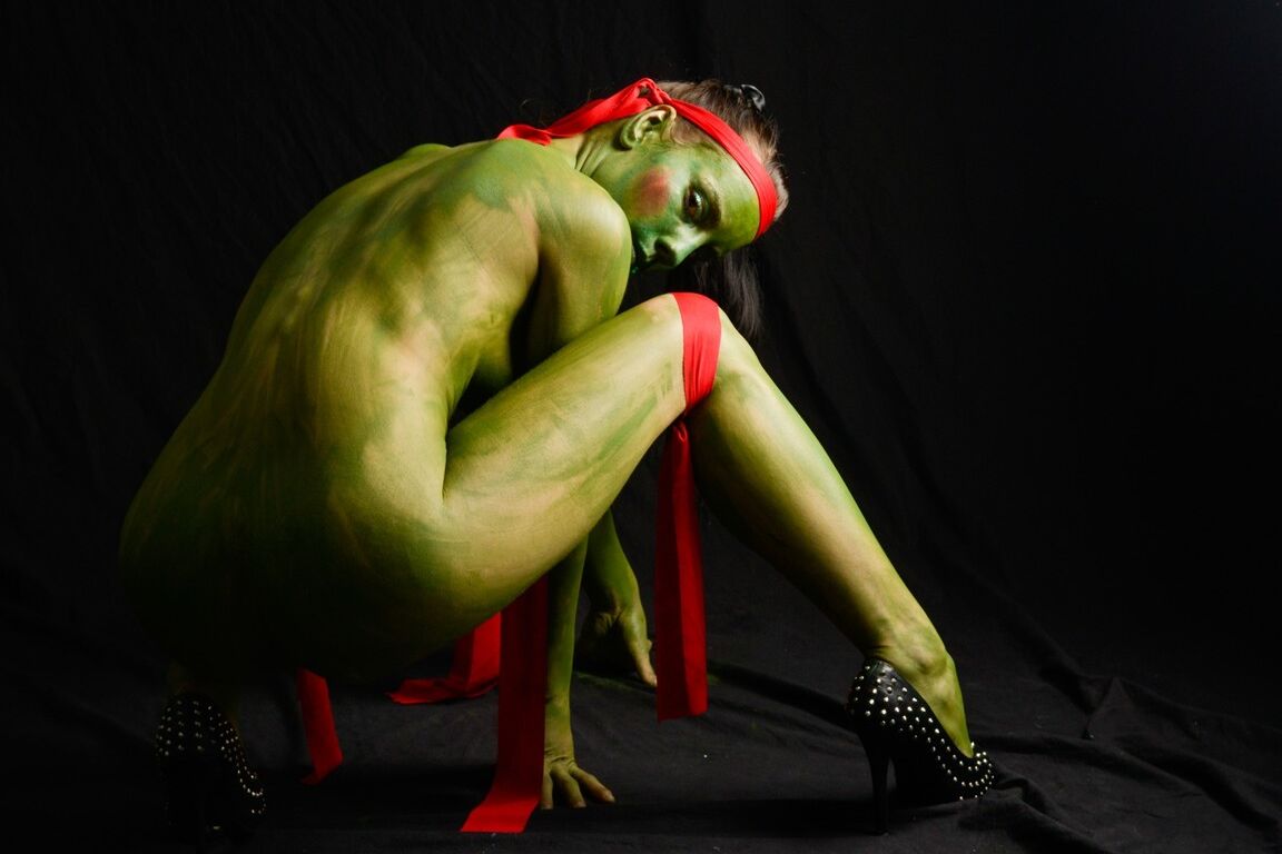 15P Das heiße Cosplay-Mädchen Shana Lane streckt sich