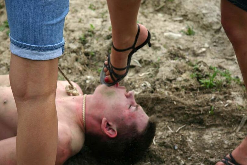 16P Mujeres crueles pisotean y orinan a un hombre sumiso durante un juego CFNM al aire libre