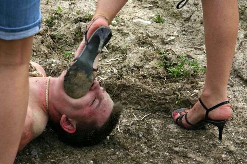 16P Mujeres crueles pisotean y orinan a un hombre sumiso durante un juego CFNM al aire libre
