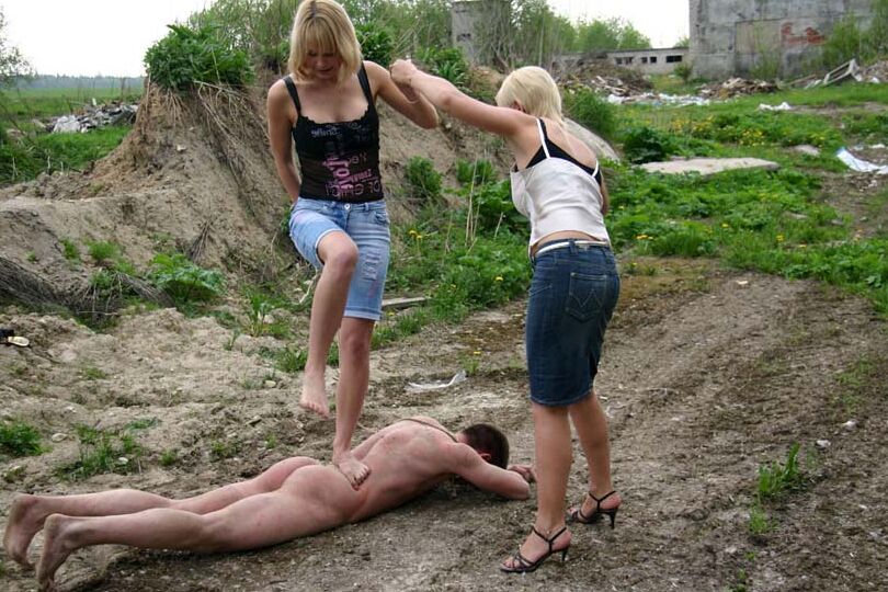 16P Mujeres crueles pisotean y orinan a un hombre sumiso durante un juego CFNM al aire libre