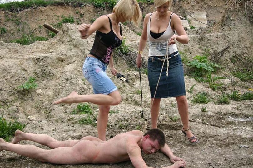 16P Mujeres crueles pisotean y orinan a un hombre sumiso durante un juego CFNM al aire libre