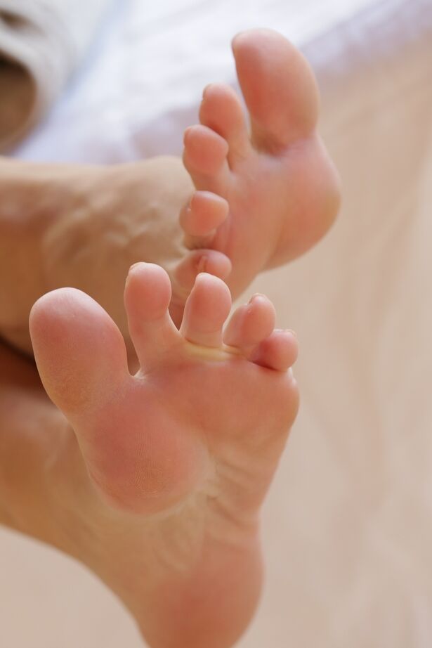 16P La star du porno européenne aux gros seins Blanche Bradburry joue un superbe solo de fétichisme des pieds