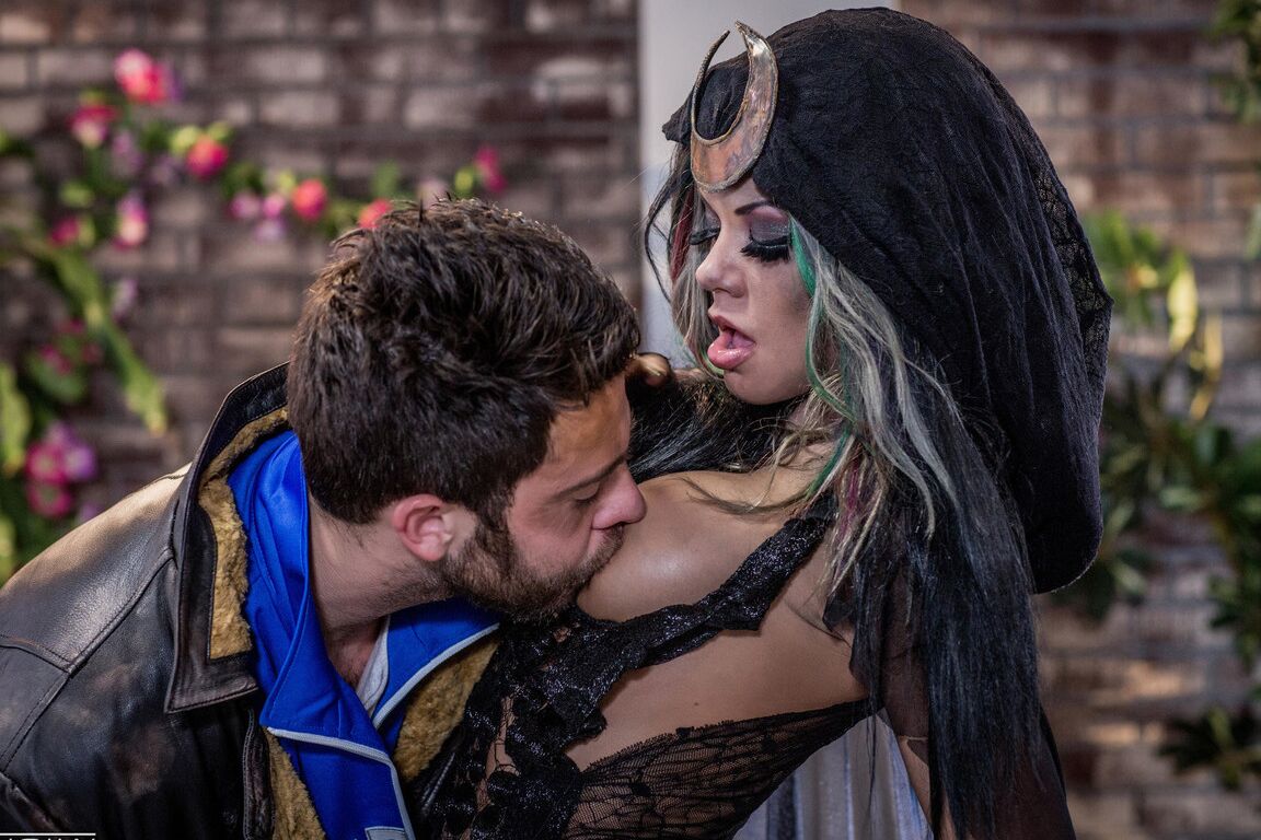 21P La zorra cosplay salvaje de grandes tetas Riley Steele muestra sus habilidades para follar