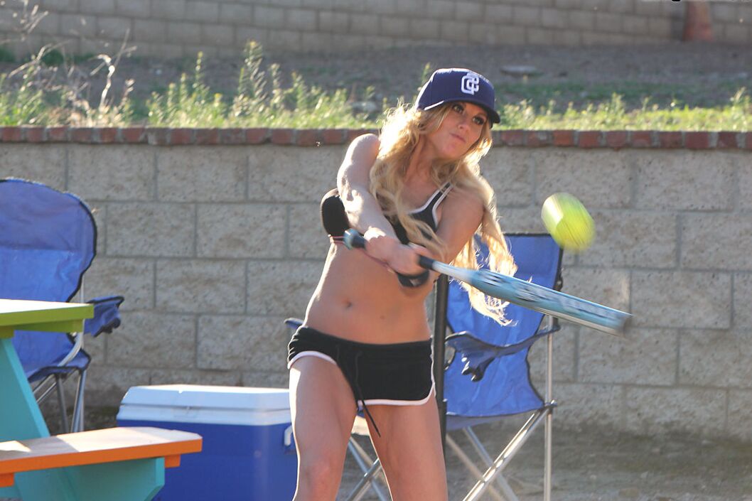 16P La rubia en forma Charisma Cappelli es follada por el culo después de perder un partido de tenis